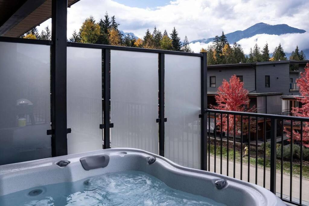 Bluebird Daze By Revelstoke Vacations Apartment Luaran gambar