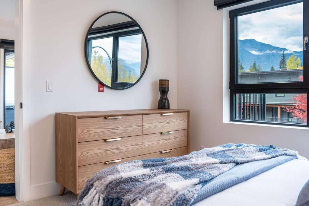 Bluebird Daze By Revelstoke Vacations Apartment Luaran gambar