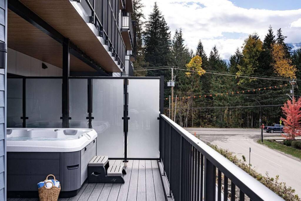 Bluebird Daze By Revelstoke Vacations Apartment Luaran gambar